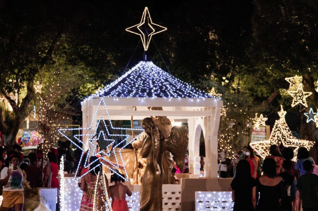 Songa Iluminada: Decoração de Natal de São Gonçalo dos Campos atrai moradores e turistas à Praça da Matriz