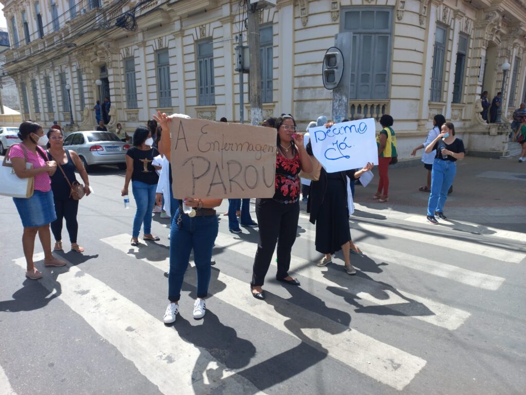 Trabalhadores da saúde fazem manifestação para cobrar pagamento de salários e décimo terceiro