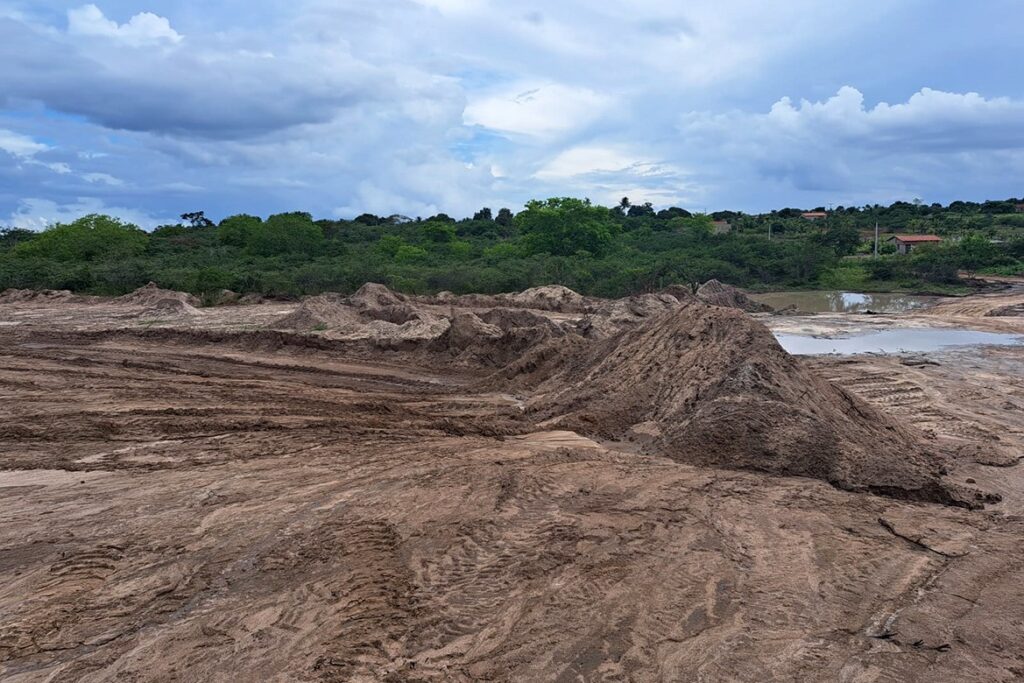 Meio Ambiente identifica responsáveis por operar em areal clandestino em Tiquaruçu
