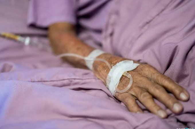 Após sofrer hemorragia gastrointestinal, idoso de 84 anos aguarda há cinco dias na fila da regulação em Feira