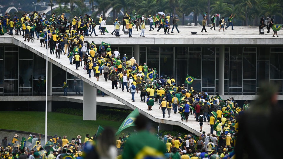 Políticos feirenses repudiam atentados terroristas em Brasília