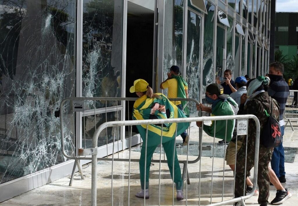 Morador de Feira preso em Brasília, bolsonarista radical  disse à polícia que viu multidão quebrar vidros de prédio, mas não participou