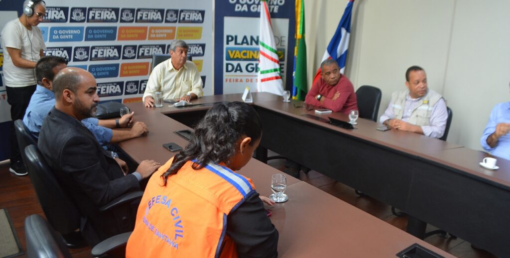 Comitê de Crise discute ações e avalia efeitos das chuvas em Feira