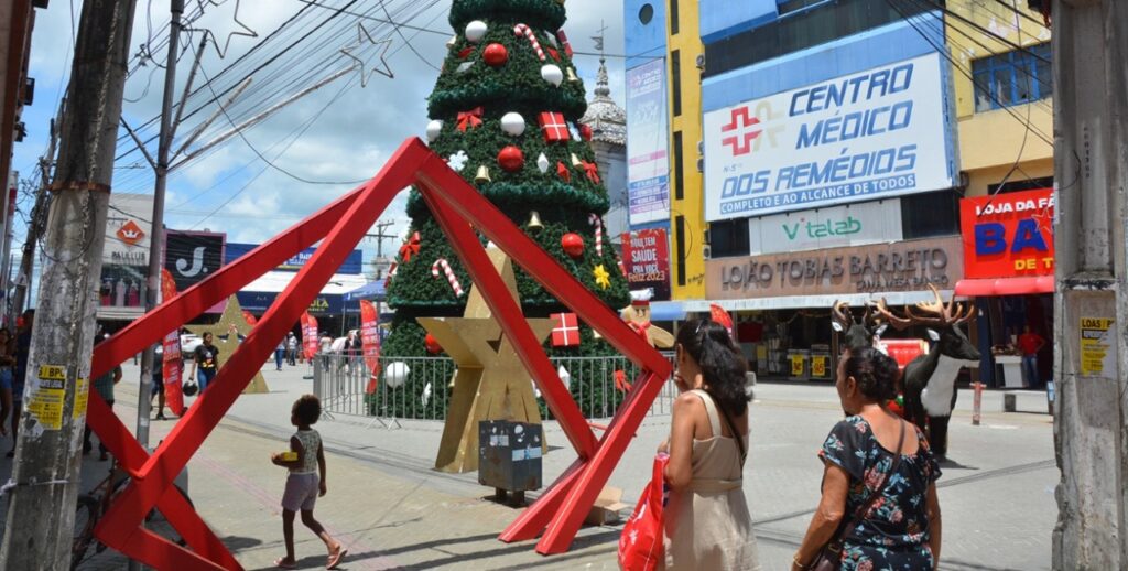 Decoração de Natal e ornamentações são retiradas do Centro de Feira