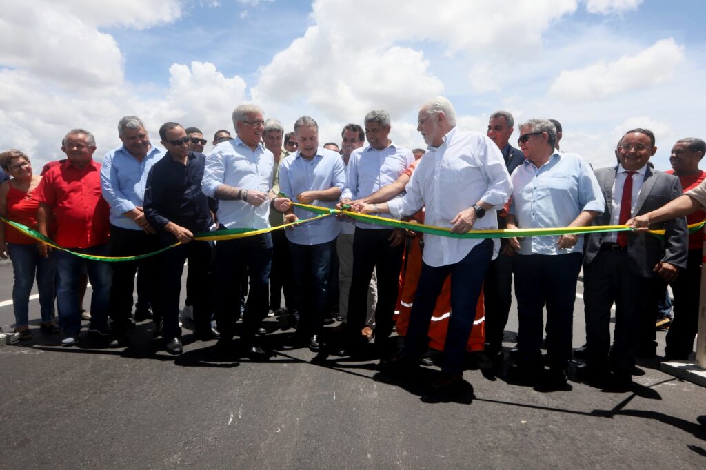 Ministro e Governador do Estado inauguram viaduto da BR-116, em frente à UEFS