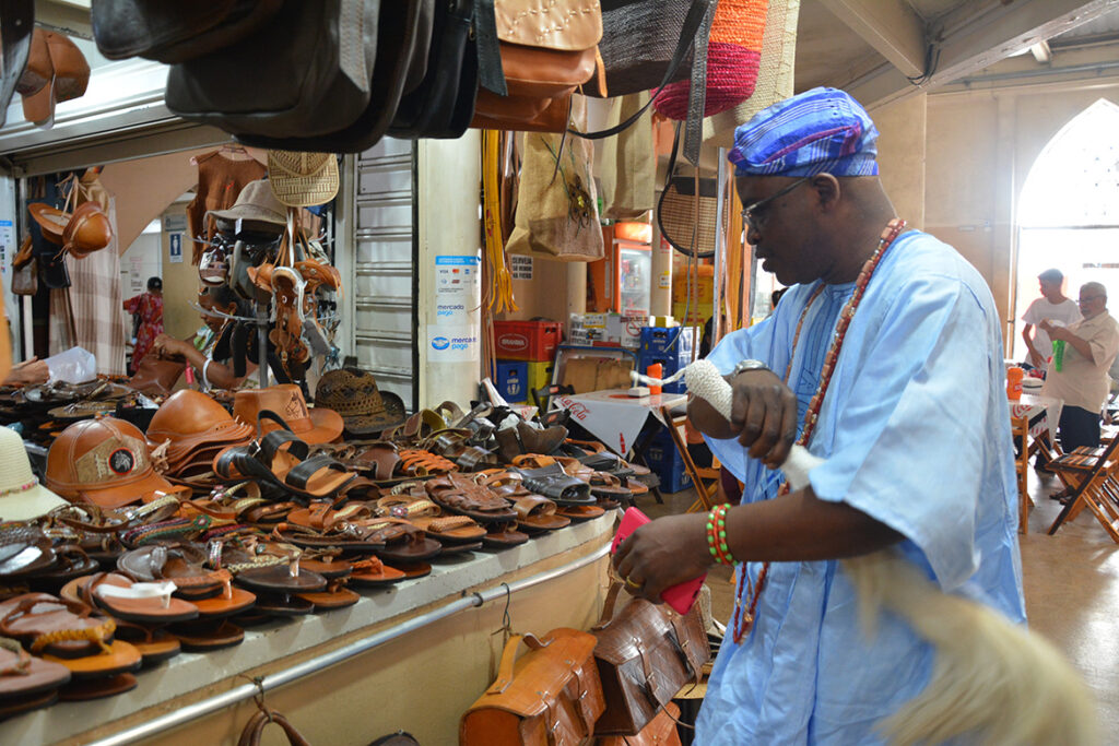 Em visita a Feira, príncipe africano conhece o Mercado de Arte Popular
