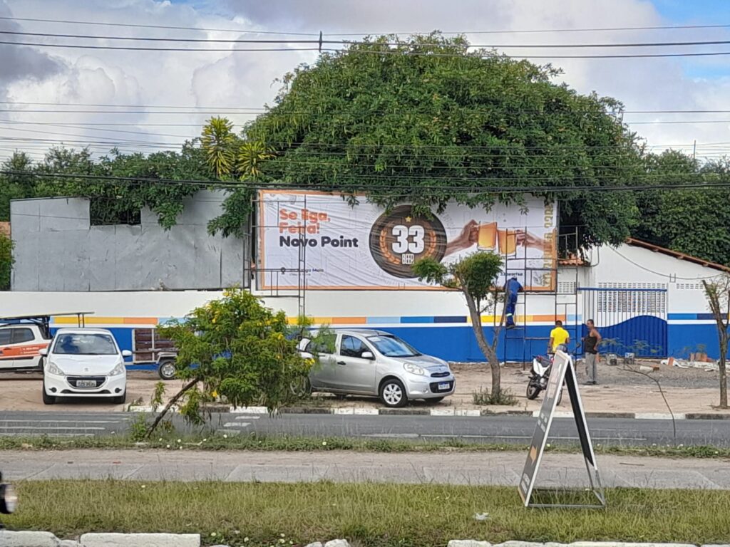 Outdoor com publicidade de cervejaria em muro de Escola de Feira é removido