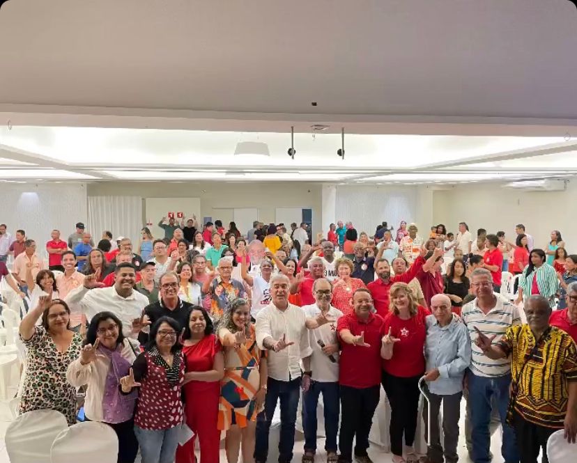PT comemora 43 anos reunindo políticos e filiados em restaurante de Feira