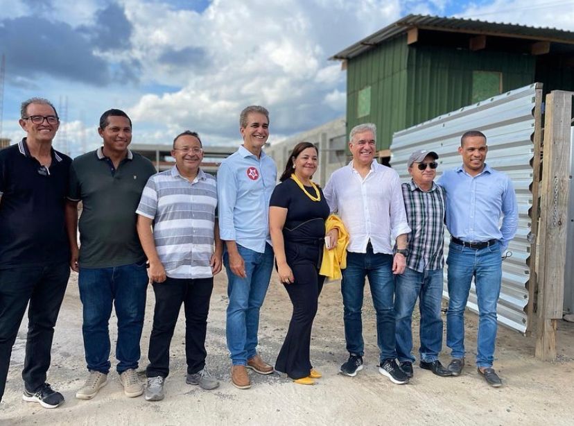 Vereadores e deputados acompanham obras de escolas, que contarão com ensino integral em Feira