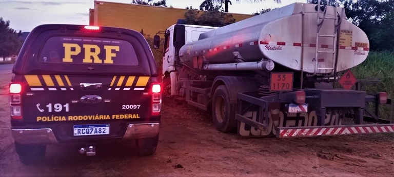 PRF apreende 10 mil litros de cachaça dentro de caminhão-tanque utilizado no transporte de etanol; destino era Feira de Santana
