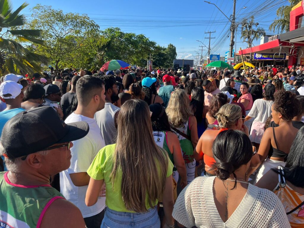 Esquenta Micareta traz mistura de ritmos e arrasta multidão na Avenida Fraga Maia, em Feira