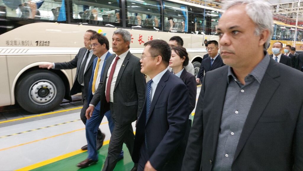 Jerônimo Rodrigues inicia negociação para atrair fábrica chinesa de ônibus elétrico para a Bahia 