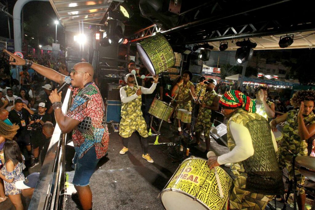 Com patrocínio do Governo do Estado, blocos de matriz africana levam axé ancestral ao circuito da Micareta de Feira