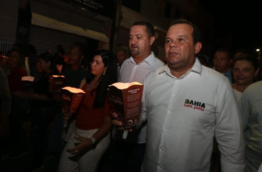 Em Serrinha, governador em exercício participa da Procissão do Fogaréu e entrega alimentos da campanha do Bahia Sem Fome