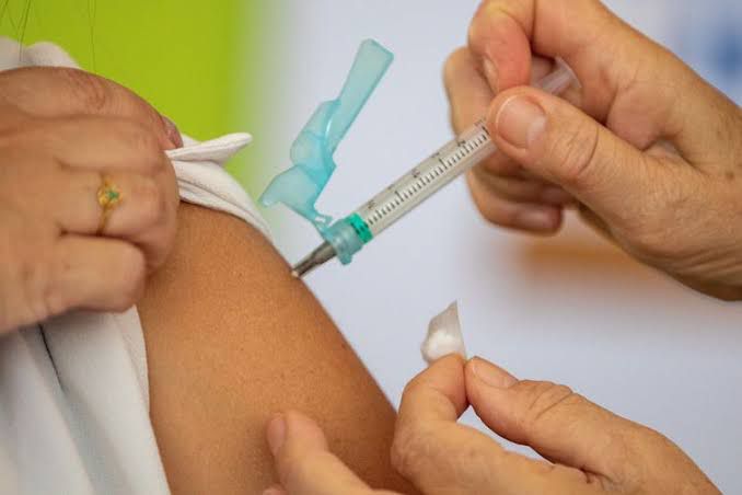 Apenas 36% das doses da vacina bivalente foram aplicadas em Feira de Santana