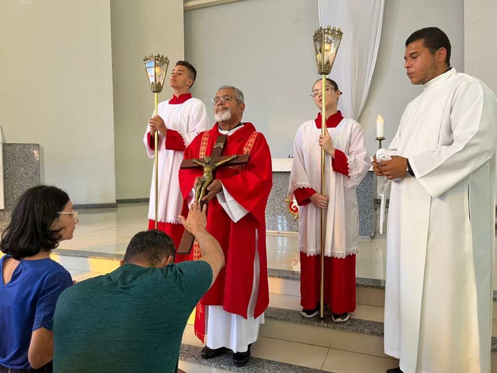 Cristãos vivenciam a Sexta Santa com Celebração da Paixão do Senhor, em Feira