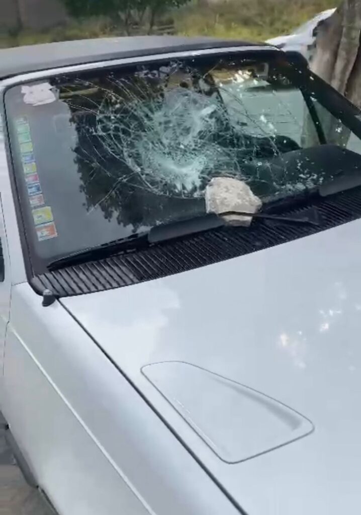 Jornalista tem carro vandalizado por pedradas em Riachão do Jacuípe
