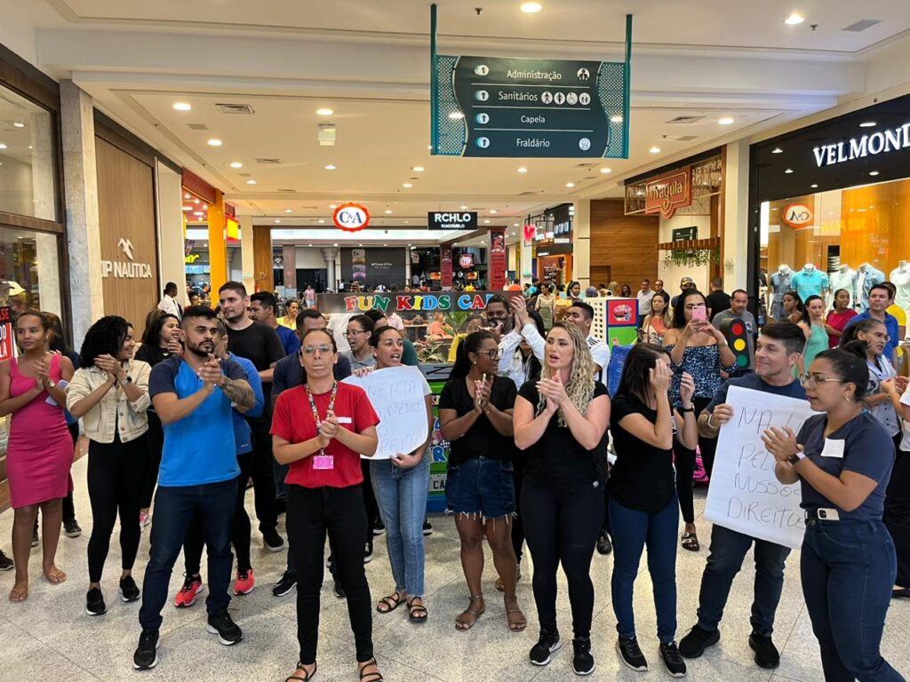 Temendo pela segurança, funcionários do Boulevard Shopping realizam protesto por redução da carga horária na Micareta