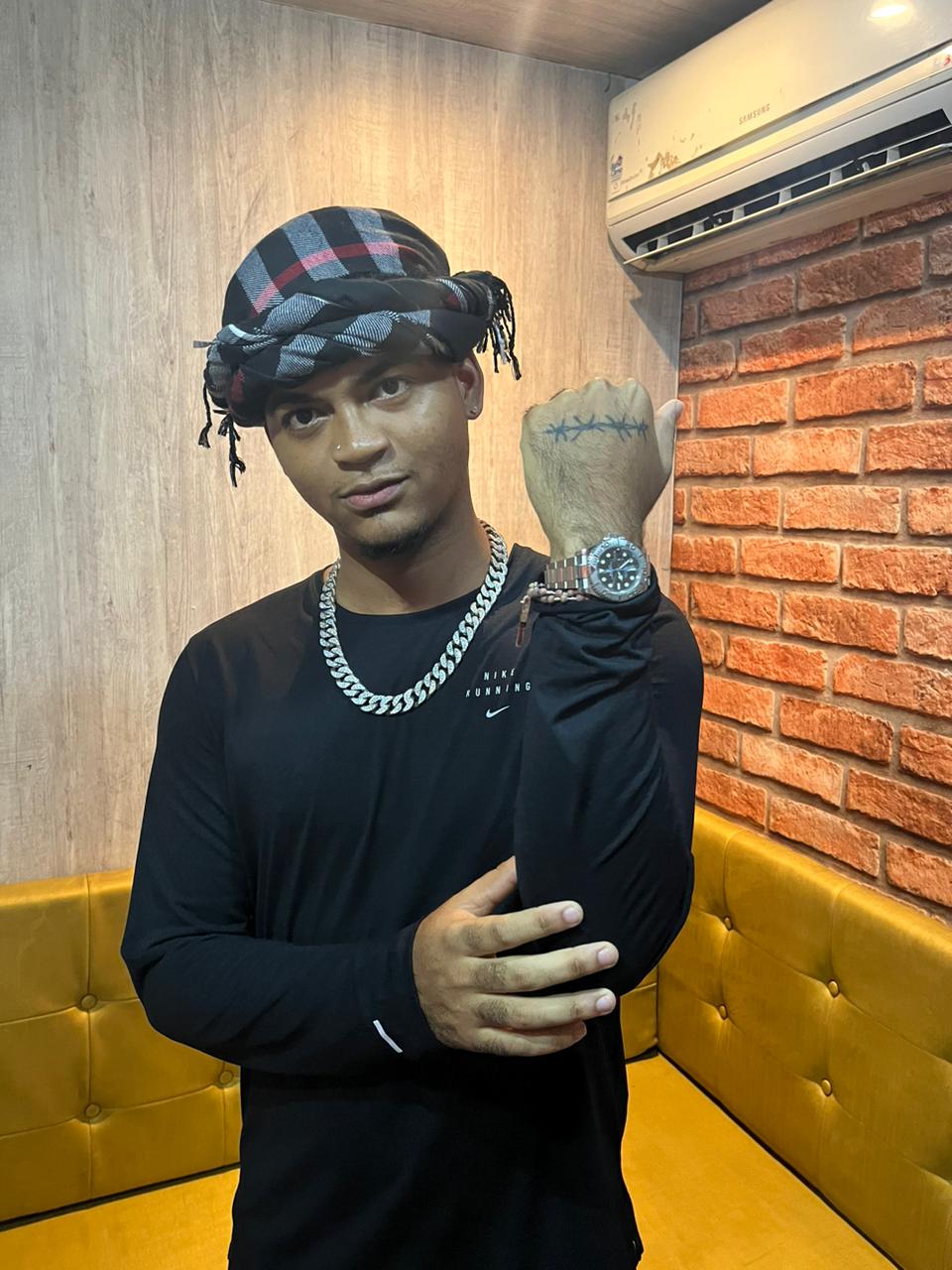 Jovem Dex traz sucessos do trap em apresentação incrível no Pranchão da ...