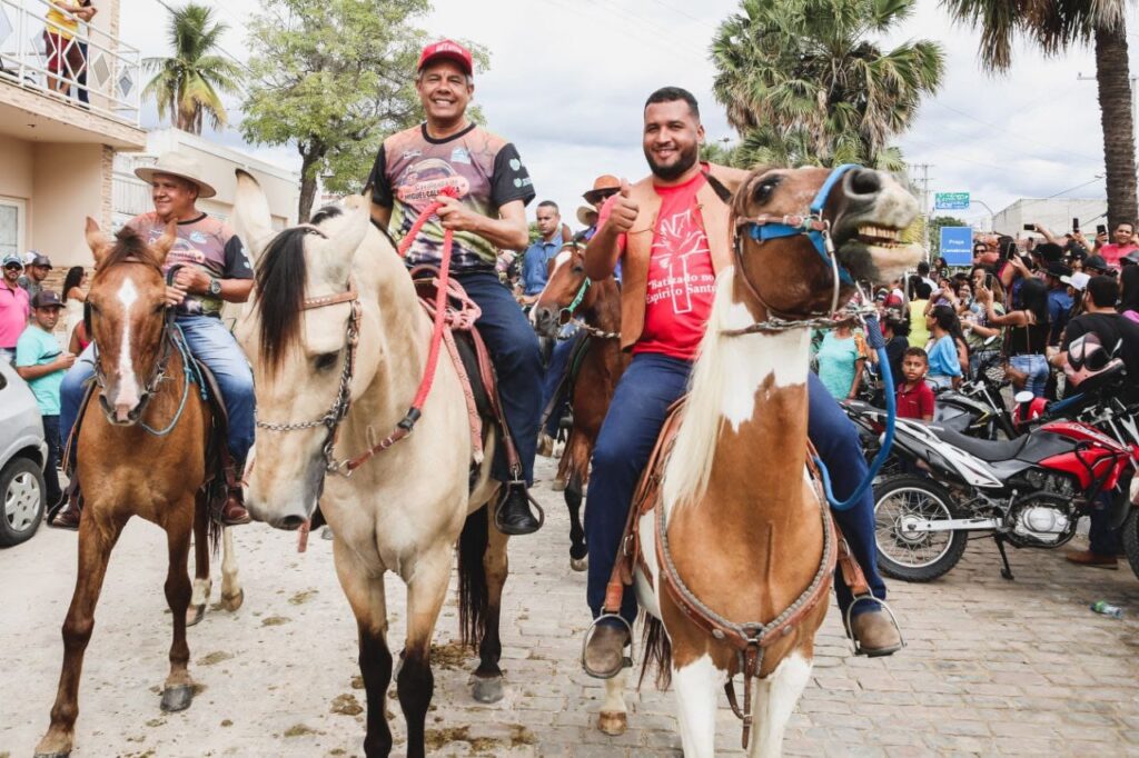 Jerônimo entrega conjunto de obras e prestigia tradicional cavalgada em Miguel Calmon