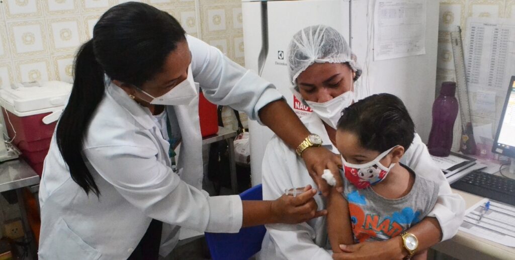 Vacinação contra Covid segue disponível para crianças a partir dos seis meses