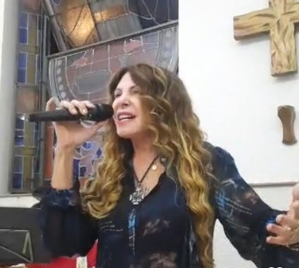 De surpresa, Elba Ramalho visita Feira de Santana e participa de missa