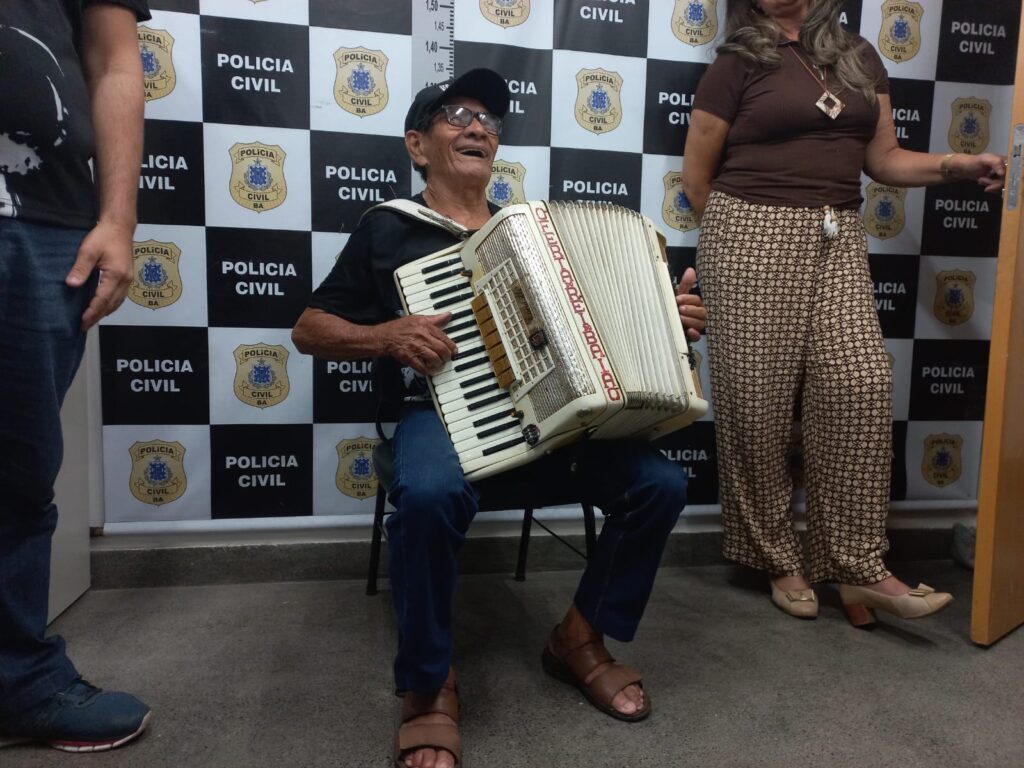 Sanfona histórica: Polícia devolve instrumento dado por Luiz Gonzaga a músico de Feira há 49 anos