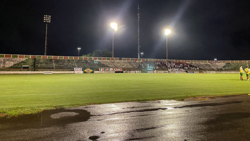 Problema na iluminação do Joia interrompe jogo do Flu de Feira