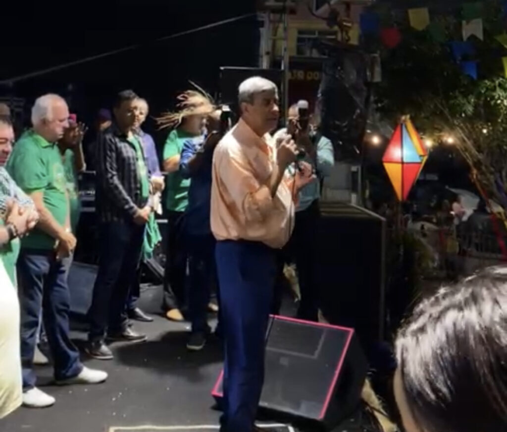 Prefeito Colbert recebe muitas vaias durante a abertura do Arraiá do Comércio, em Feira de Santana