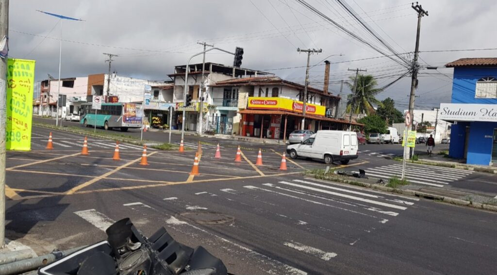 Cruzamento na Avenida João Durval Carneiro é interditado temporariamente pela SMT