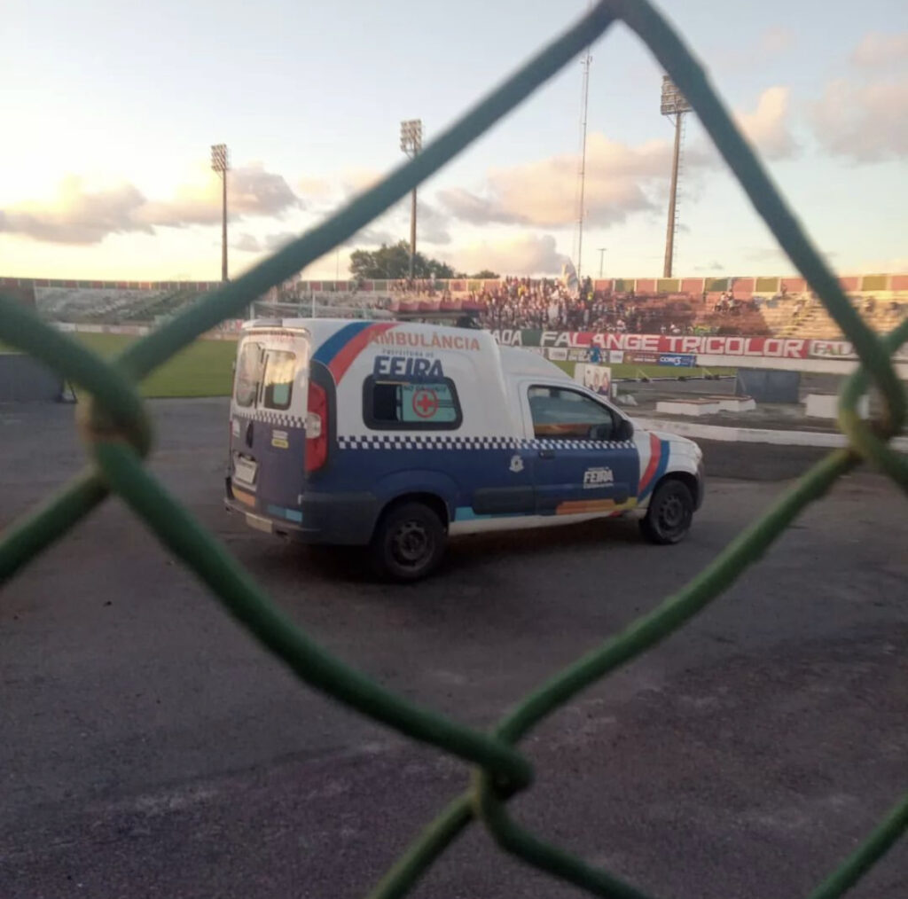 Ambulância da Prefeitura de Feira não funciona no Joia da Princesa e jogadores precisam empurrar veículo