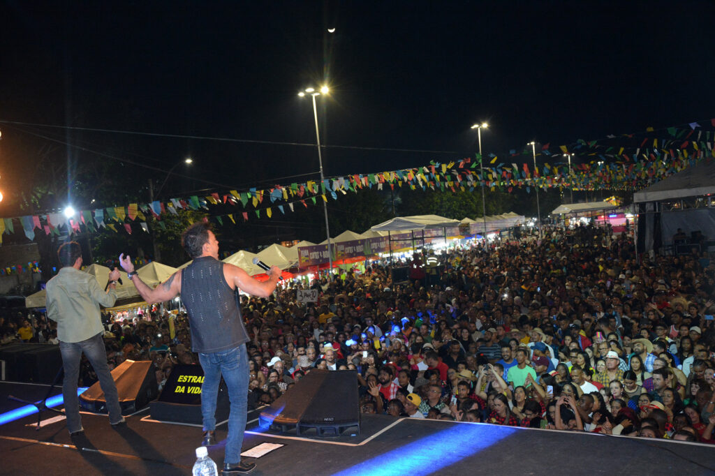 Zezé Di Camargo e Luciano atraíram grande público no São João de São José