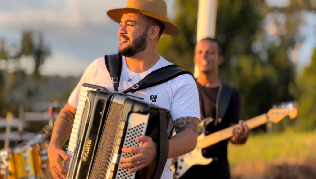 Apostando no forró de vaquejada, cantor Lucas Viana lança novo clipe