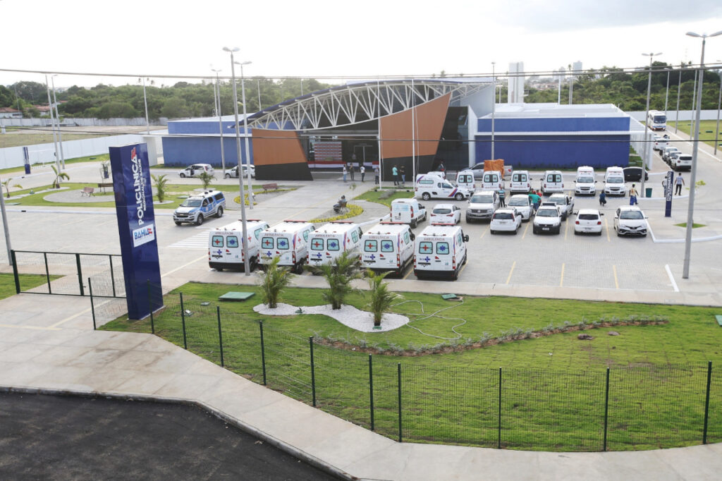 Ônibus que transportam pacientes da Policlínica Regional, em Feira, ficam impedidos de abastecer por falta de pagamento