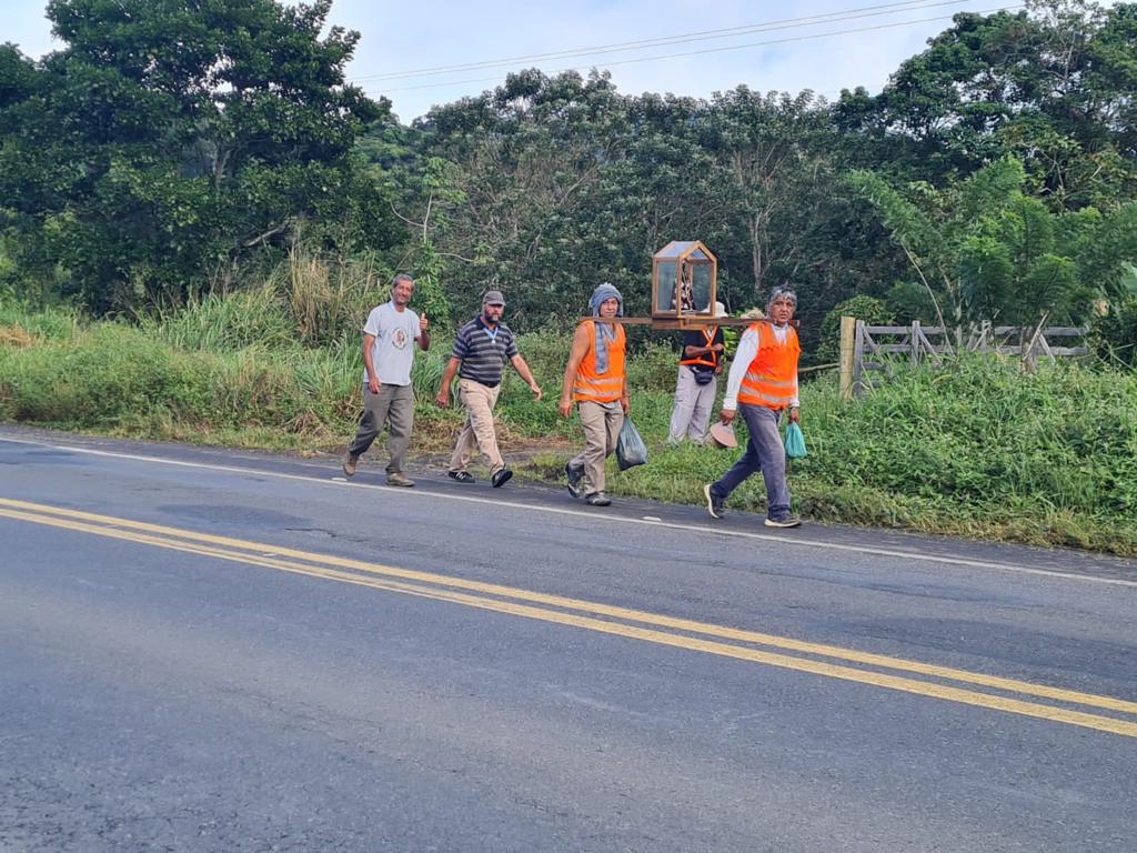 Grupo de peregrinos sai da Argentina e chega a pé em Feira, percorrendo caminho de escravizado que pode se tornar santo