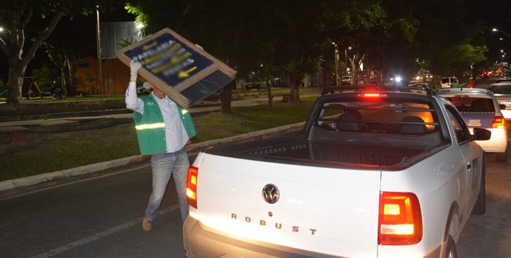 Operação de combate à poluição visual recolhe 150 peças irregulares em avenidas de Feira