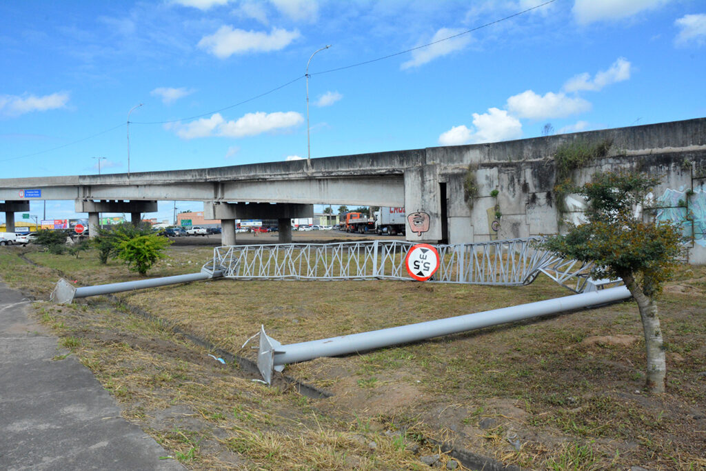 Após colisão de carreta, SMT interdita parcialmente pista inferior do viaduto da Cidade Nova