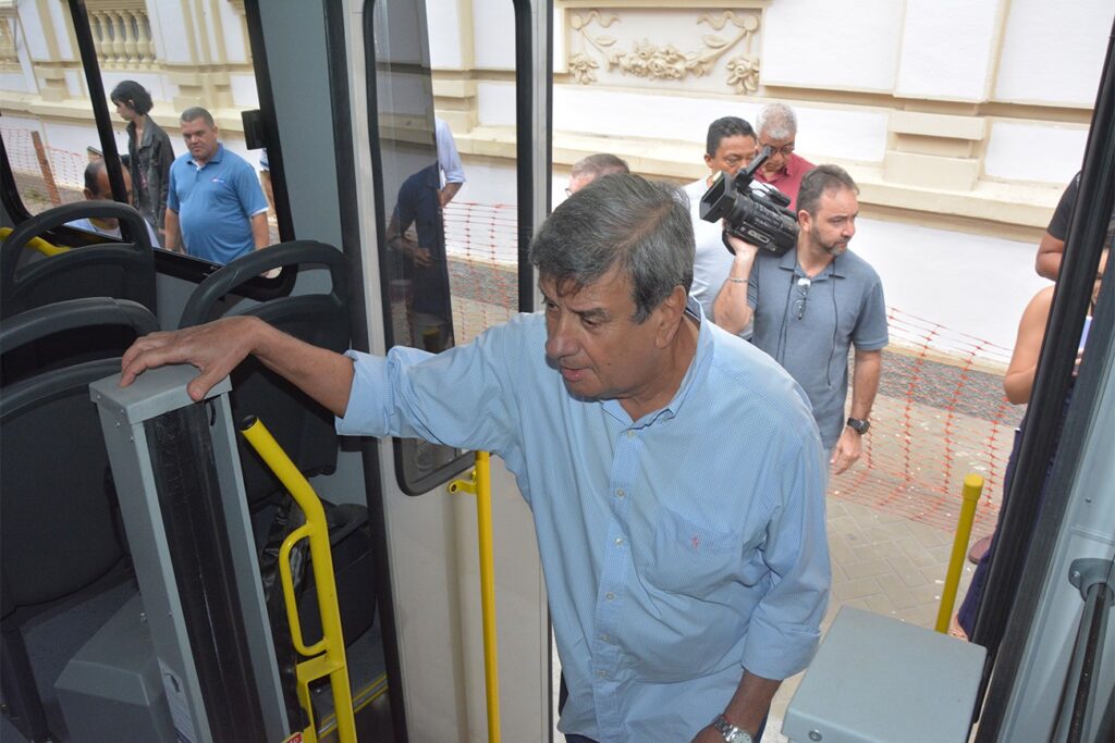 Prefeito decreta aumento da passagem de ônibus em Feira; novos preços começam a valer no dia 18