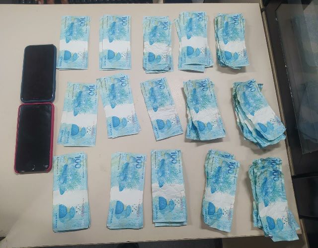 Polícia Militar apreende mais de R$ 5 mil em notas falsas no bairro Mangabeira, em Feira