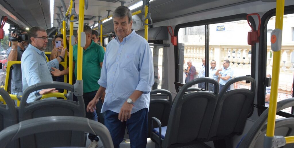 Prefeitura faz apresentação de cinco ônibus, com promessa de ar-condicionado e internet gratuita aos usuários