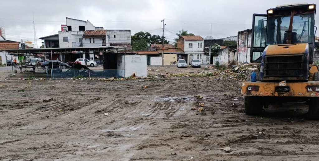 Prefeitura de Feira notifica proprietários de terrenos que têm servido como depósito de lixo