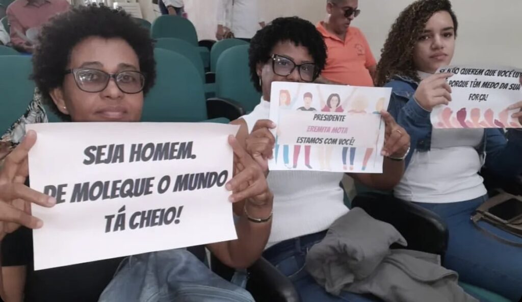 Após episódio de intimidação e ofensas à presidente da Câmara, mulheres ocupam galeria com cartazes de repúdio