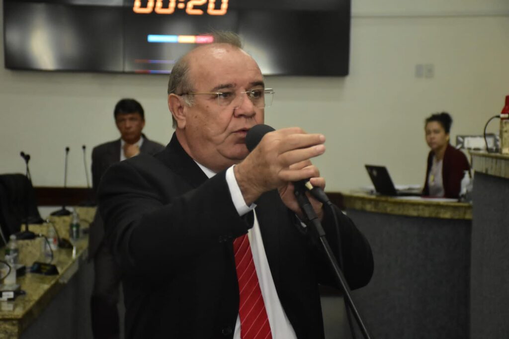 Após polêmica, José Carneiro entrega função de líder do Governo Municipal na Câmara de Vereadores