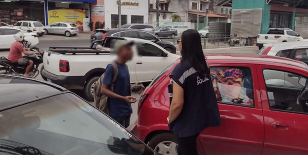 Pessoas em situação de rua que ocupam Estação do BRT na João Durval recebem assistência da Prefeitura