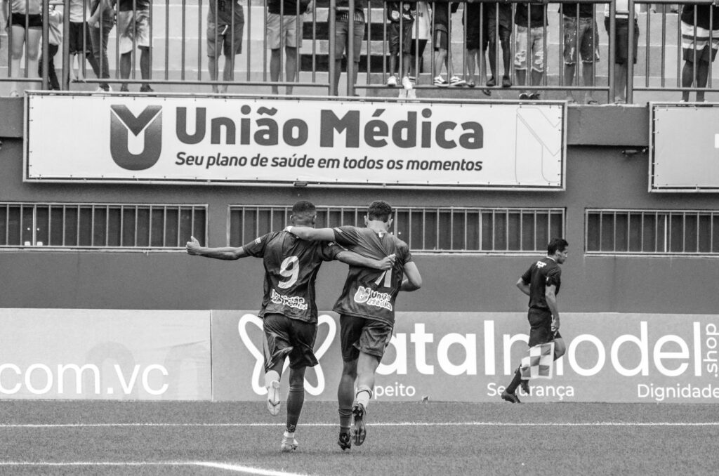 Ídolo do Bahia de Feira, atacante Deon passa mal e vem a óbito durante treino na Arena Cajueiro, aos 36 anos