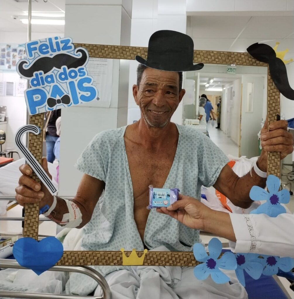 Pacientes que vão passar o Dia dos Pais hospitalizados recebem homenagens e presentes no Hospital Clériston Andrade