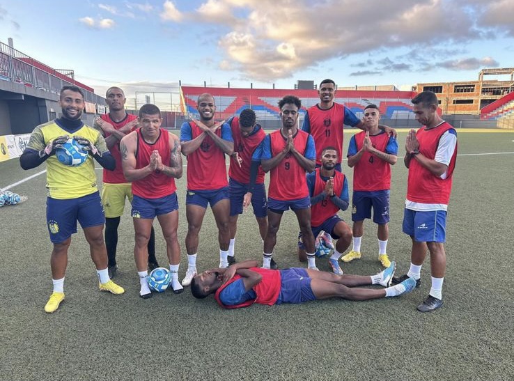 Jogadores do Nacional-AM fazem foto simulando morte na Arena Cajueiro e causam indignação