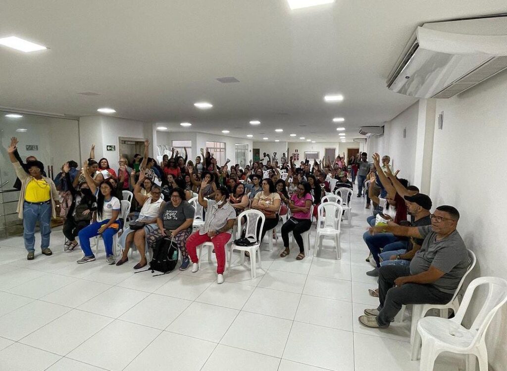 Professores da rede municipal de Feira aprovam indicativo de greve