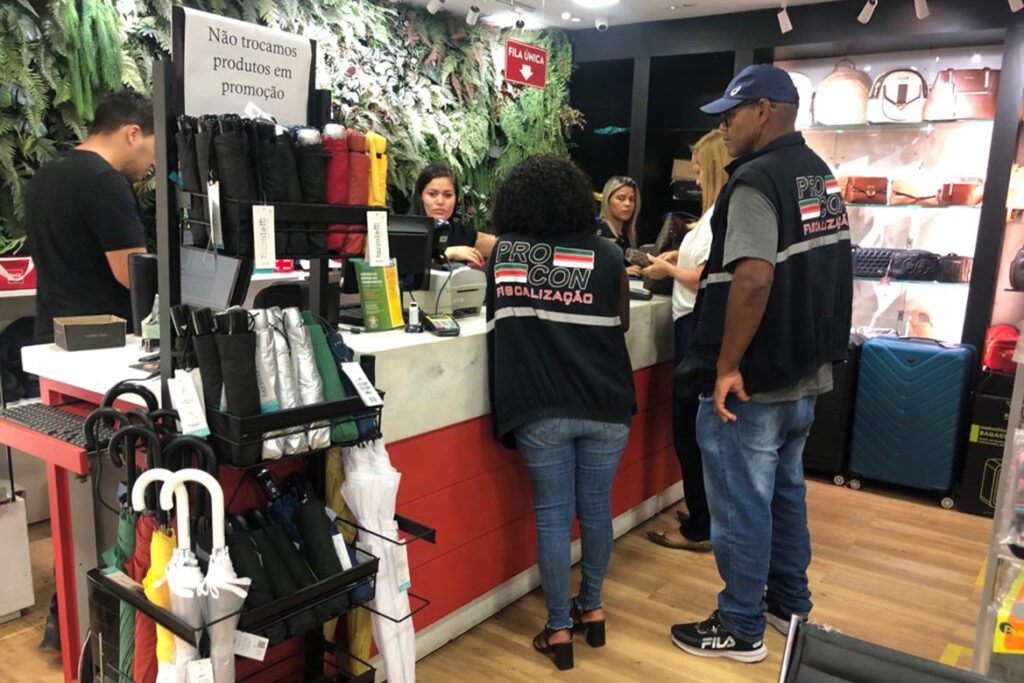 Procon realiza fiscalização em lojas do shopping na véspera do Dia dos Pais