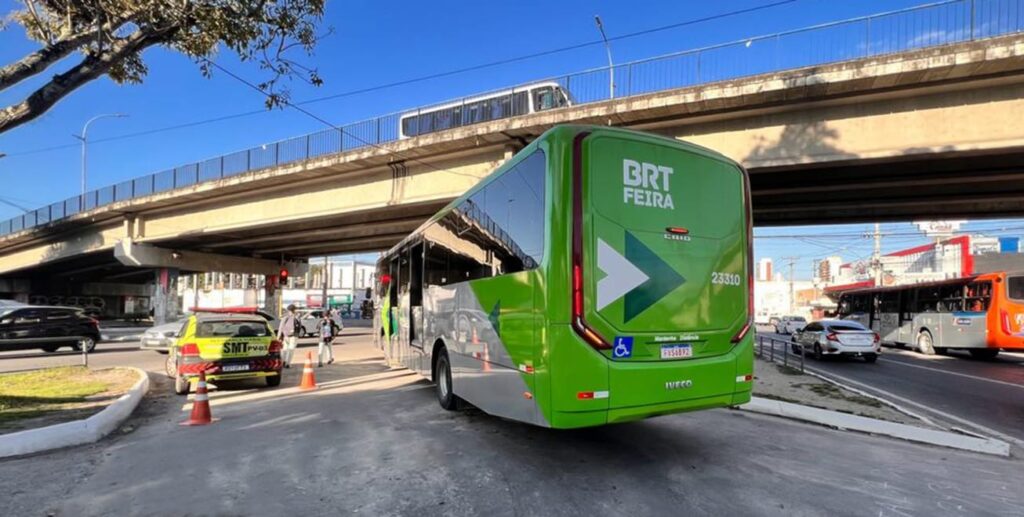 Linhas do BRT passam a ter acesso à avenida João Durval, mas estações ainda não funcionam